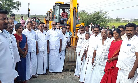 சாலை மேம்பாட்டு பணிக்கான பூமி பூஜையில் கலந்து கொண்ட மார்க்கண்டேயன் எம்.எல்.ஏ. மற்றும் தி.மு.க. நிர்வாகிகளை படத்தில் காணலாம்.