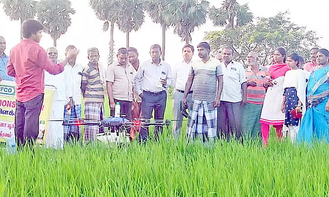 டிரோன் மூலம் நானோ யூரியா தெளிப்பு குறித்து விவசாயிகளுக்கு பயிற்சி. 