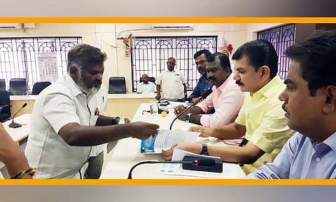 மேயர் சரவணன் பொதுமக்களிடம் மனுக்கள் வாங்கிய காட்சி. அருகில் துணை மேயர் கே.ஆர்.ராஜூ.