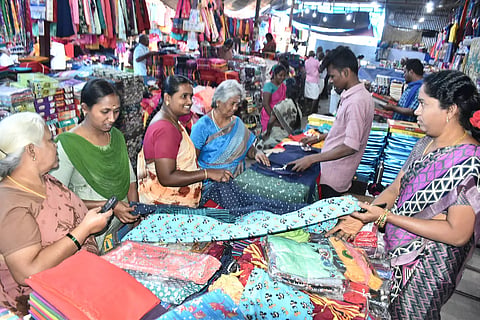 ஈரோடு ஜவுளி சந்தையில் கிறிஸ்துமஸ், பொங்கல் விற்பனை விறுவிறுப்பு