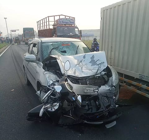 மோட்டார் சைக்கிள் மீது கார் மோதி அண்ணன்- தங்கை பலி