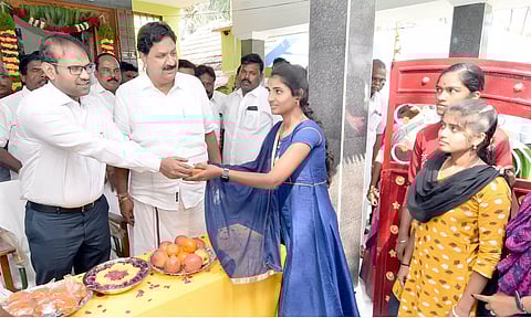 கிருஷ்ணகிரி மாவட்டம், பர்கூர் அடுத்த அங்கிநாயனபள்ளி ஊராட்சியில் அரசு பிற்படுத்தப்பட்டோர் நல கல்லூரி மாணவியர் விடுதியை கலெக்டர் ஜெயசந்திரபானுரெட்டி, பர்கூர் எம்.எல்.ஏ. மதியழகன் முன்னிலையில் திறந்து வைத்து மாணவிகளுக்கு இனிப்புகளை வழங்கினார்.