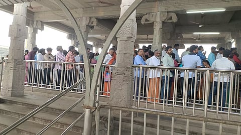 சென்னிமலை முருகன் கோவிலில் ஏராளமான பக்தர்கள் சாமி தரிசனம்
