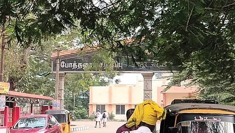 மரக்கிளைகளால் மறைந்து கிடக்கும் போத்தனூர் ெரயில் நிலைய பெயர் பலகை