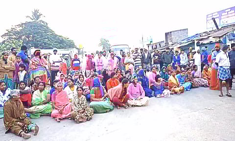 நீர் நிலை ஆக்கிரமிப்புகளை அகற்ற எதிர்ப்பு தெரிவித்து பொதுமக்கள் சாலை மறியலில் ஈடுபட்டனர்.