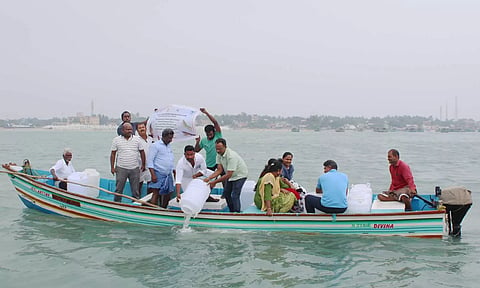 இறால் குஞ்சுகள் கடலில் விடப்பட்டன