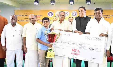 அமலோற்பவம் மேல்நிலைப்பள்ளி மற்றும் மாநில சதுரங்க கழகம் இணைந்து நடத்திய தேசிய சதுரங்க போட்டியில், வெற்றி பெற்றவர்களுக்கு சபாநாயகர் ஏம்பலம் செல்வம் பரிசு வழங்கிய காட்சி.
