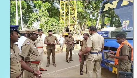 தேவகோட்டையில் தனியார் பஸ்களில் போலீசார் ஆய்வு மேற்கொண்டனர்.