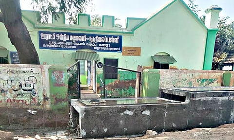பள்ளிக்கூட வாசலை மறித்து அமைக்கப்படும் கால்வாய்.