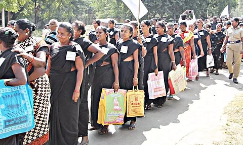 பேரணியில் பங்கேற்ற பெண் தூய்மை பணியாளர்கள். 