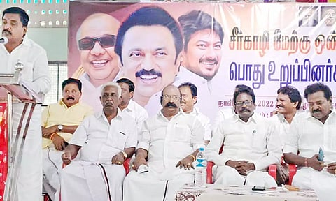 கூட்டத்தில் மாவட்ட செயலாளர் நிவேதா.முருகன் எம்.எல்.ஏ. பேசினார்.
