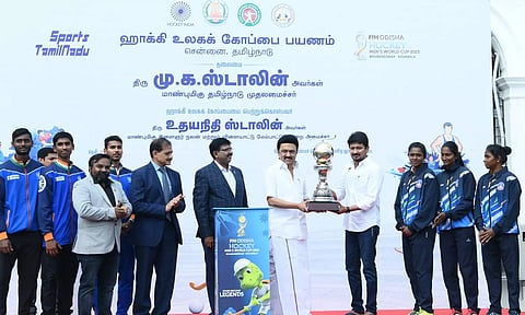 ஹாக்கி உலக கோப்பையை காண்பித்து மு.க.ஸ்டாலினிடம் வாழ்த்து பெற்ற ஹாக்கி வீரர்கள்