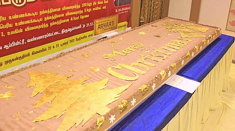 உலக சாதனை முயற்சியாக 100 கிலோவில் தயாரிக்கப்பட்ட தங்க முலாம் கொண்ட பிரமாண்ட கேக்.