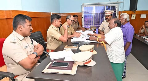 மாநகர போலீஸ் கமிஷனர் அவினாஷ் குமார் பொதுமக்களிடம் மனுக்கள் வாங்கிய போது எடுத்த படம்.