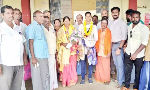 மாணவிக்கு உற்சாக வரவேற்பளித்தனர்.