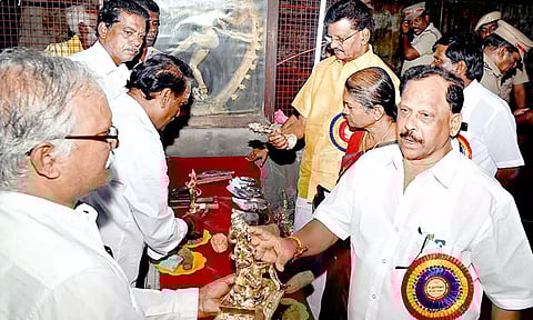 சுவாமிமலை பஞ்சலோக சிலைகள் தயாரிப்பு கூடத்தில் சட்டபேரவை ஏடுகள் குழுவினர் ஆய்வு செய்தனர்.