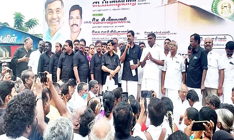 வாணியம்பாடியில் ஆர்ப்பாட்டத்தில் ஈடுபட்ட அ.தி.மு.க.வினரை படத்தில் காணலாம்.