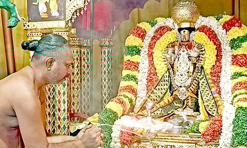 சிறப்பு அலங்காரத்தில் அருள்பாலித்த சாமிக்கு ஆரத்தி காண்பிக்கப்பட்டது.