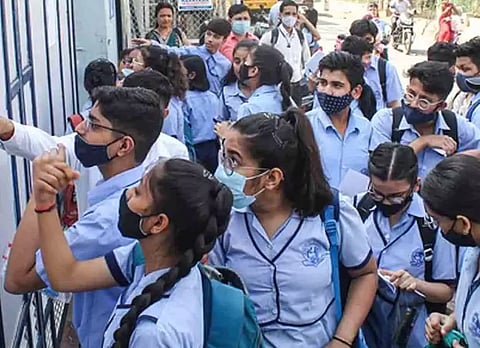 பள்ளி மாணவர்களின் பெயர் பட்டியல் இணையதளத்தில் பதிவேற்றம்