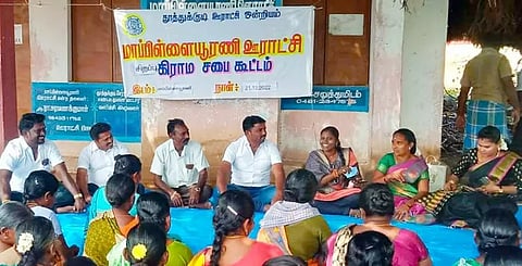 மாப்பிள்ளையூரணியில் ஊராட்சி தலைவர் சரவணகுமார் தலைமையில் சிறப்பு கிராம சபை கூட்டம் நடைபெற்ற காட்சி.