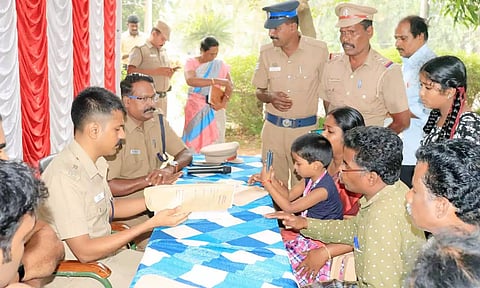 போலீஸ் சூப்பிரண்டு அலுவலகத்தில் பொதுமக்கள் போலீஸ் சூப்பிரண்டிடம் மனு அளித்தனர்.