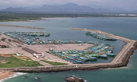 சின்னமுட்டம் மீன்பிடி துறைமுகத்தில் விசைப்படகுகள் வரிசையாக நிறுத்தப்பட்டுள்ளதை படத்தில் காணலாம்.