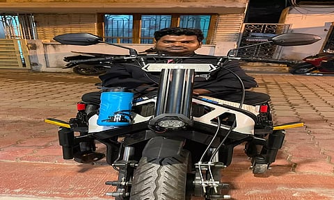 கன்னியாகுமரியில் இருந்து காஷ்மீருக்கு பேட்டரி இரு சக்கர வாகனத்தில் பயணம் மேற்கொண்டுள்ள வாலிபரை படத்தில் காணலாம்.