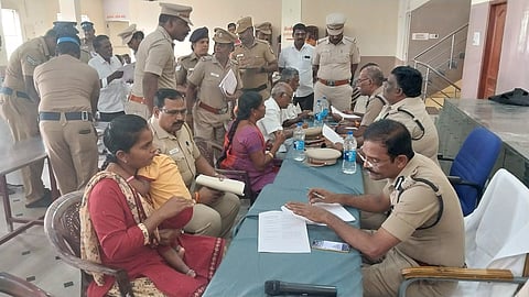மனுக்கள் மீது தீர்வு காணப்பட்டுள்ளதா என போலீஸ் சூப்பிரண்டு பகலவன் கேட்டறிந்தார்.