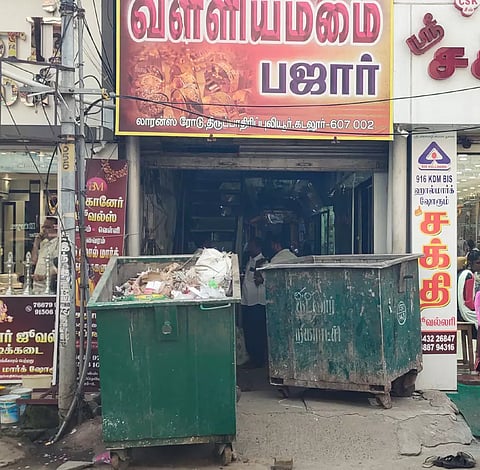கடலூர் திருப்பாதிரிப்புலியூர் லாரன்ஸ் ரோட்டில் உள்ள வள்ளியம்மை பஜாரின் முன்பு வரிபாக்கி செலுத்தாததால் மாநகராட்சி சார்பில் குப்பைத்தொட்டி வைக்கபட்டுள்ளதை படத்தில் காணலாம்