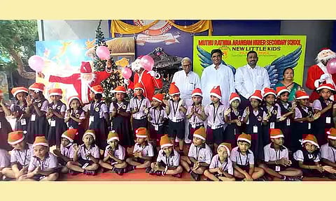 முத்துரத்தினம் அரங்கம் பள்ளியில் கிறிஸ்துமஸ் விழா கொண்டாடப்பட்ட காட்சி.