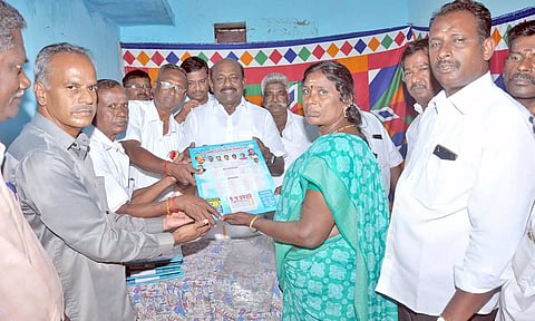 வியாபாரிகளுக்கு தினசரி நாட்காட்டியை விக்கிரமராஜா வழங்கினார். 