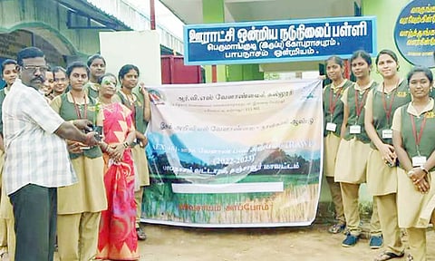 மாணவிகள் விவசாய பணிகள் குறித்து முன்னோடி விவசாயிகளிடம் கலந்துரையாடினர்.