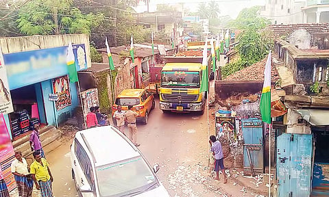 கடைவீதியில் உள்ள நெடுஞ்சாலையில் போக்குவரத்து நெரிசல் ஏற்பட்டுள்ளது.
