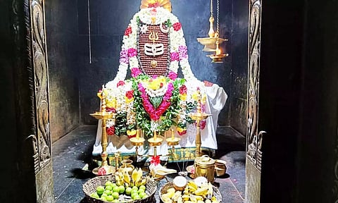 ருத்ராட்சைகளால் அலங்கரிக்கப்பட்ட கைலாயநாதர்.