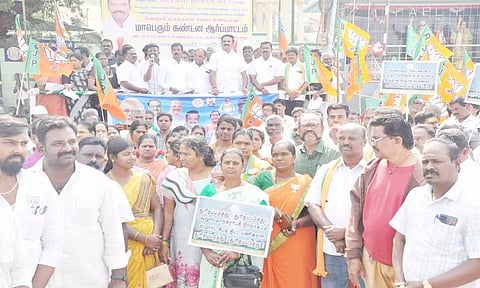 வேலூர் கலெக்டர் அலுவலகம் அருகே பா.ஜ.க. ஆர்ப்பாட்டம் செய்த காட்சி.