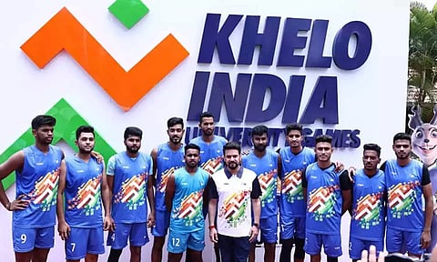 கேலோ இந்தியா வீரர்களுடன் அனுராக் தாக்கூர்