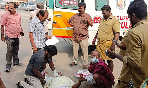 விவசாயிகள் குறைகேட்பு கூட்டத்துக்கு வந்த விவசாயி மயங்கி விழுந்து இறந்து கிடப்பதை படத்தில் காணலாம்.