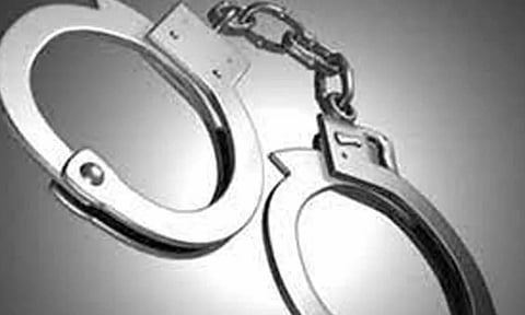 தூய்மை பணியாளரை கட்டிப்பிடித்து முத்தம் கொடுக்க முயற்சி: வருமான வரித்துறை ஊழியர் கைது