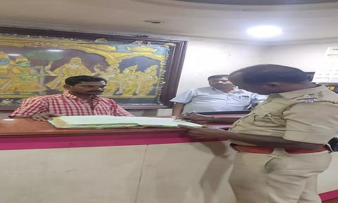 காவல் ஆய்வாளர் நந்தகுமார் தலைமையிலான காவல் குழுவினர் சோதனை மேற்கொண்டனர்.