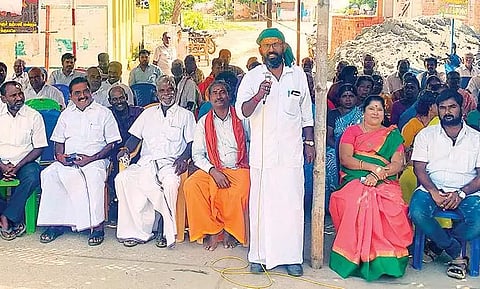 உண்ணாவிரதத்தில் ஈடுபட்ட கிராம மக்கள். 