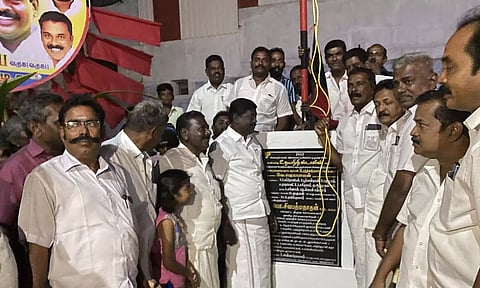 சுரண்டையில் தி.மு.க. மாவட்ட செயலாளர் சிவபத்மநாதன் கட்சி கொடி ஏற்றியபோது எடுத்தபடம்.