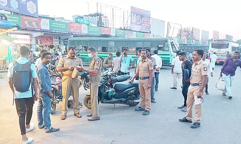 தருமபுரி புறநகர் பேருந்து நிலையத்தில் இருசக்கர வாகனங்களை நிறுத்தியவர்களுக்கு அபராதம் விதித்த போலீசார்.