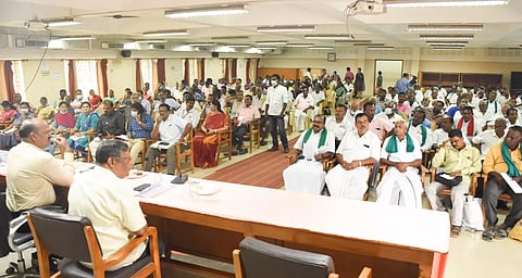 விவசாயிகள் கூட்டம் கலெக்டர் பாலசுப்ரமணியன் தலைமையில் நடைபெற்றது.