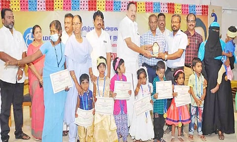 மாற்று திறனாளி மாணவ- மாணவிகளின் கலை நிகழ்ச்சி மற்றும் விளையாட்டு போட்டியில் வெற்றி பெற்ற மாணவிகளுக்கு பரிசு, சான்றிதழ்களை அமைச்சர் காந்தி வழங்கிய போது எடுத்த படம். அருகில் கலெக்டர் பாஸ்கர பாண்டியன், ஈஸ்வரப்பன் எம்.எல்.ஏ. உள்ளனர்.