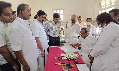 தமிழக தொழிலாளர் நலன் மற்றும் திறன் மேம்பாட்டு துறை அமைச்சர் சி.வி.கணேசன், இ.எஸ்.ஐ. மருத்துவமனையில் ஆய்வு செய்த காட்சி.