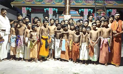 மார்கழி பஜனையில் கலந்து கொண்டவர்களை படத்தில் காணலாம்.