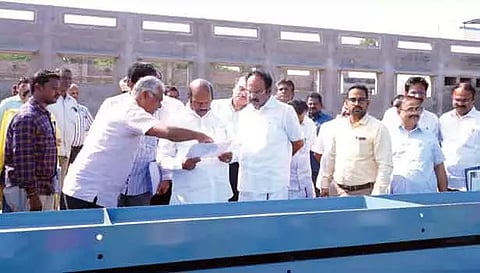 விருதுநகர் சூழக்கரையில் உள்ள அரசினர் தொழிற்பயிற்சி நிலையத்தில் ரூ.3.73 கோடியில் நடைபெறும் பணிமனை கட்டுமான பணிகளை அமைச்சர்கள் எ.வ.வேலு, தங்கம் தென்னரசு ஆகியோர் பார்வையிட்டு ஆய்வு செய்தனர். அருகில் கலெக்டர் மேகநாதரெட்டி உள்ளார்.