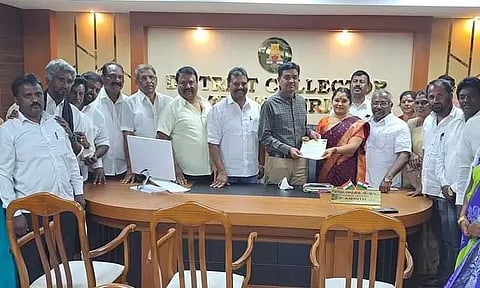 ஊட்டி நகராட்சி தலைவர்-உறுப்பினர்கள் கலெக்டரிடம் மனு ஊட்டி நகராட்சி தலைவர்-உறுப்பினர்கள் கலெக்டரிடம் மனு