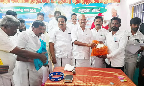 தருமபுரி மேற்கு மாவட்ட தி.மு.க. சார்பில் பாதிரியார்களுக்கு பரிசு தொகுப்பு