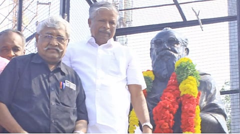 பெரியார் சிலைக்கு நெல்லை கிழக்கு மாவட்ட தி.மு.க செயலாளர் ஆவுடையப்பன் தலைமையில் தி.மு.க.வினர் மாலை அணிவித்து மரியாதை செலுத்தினர்.